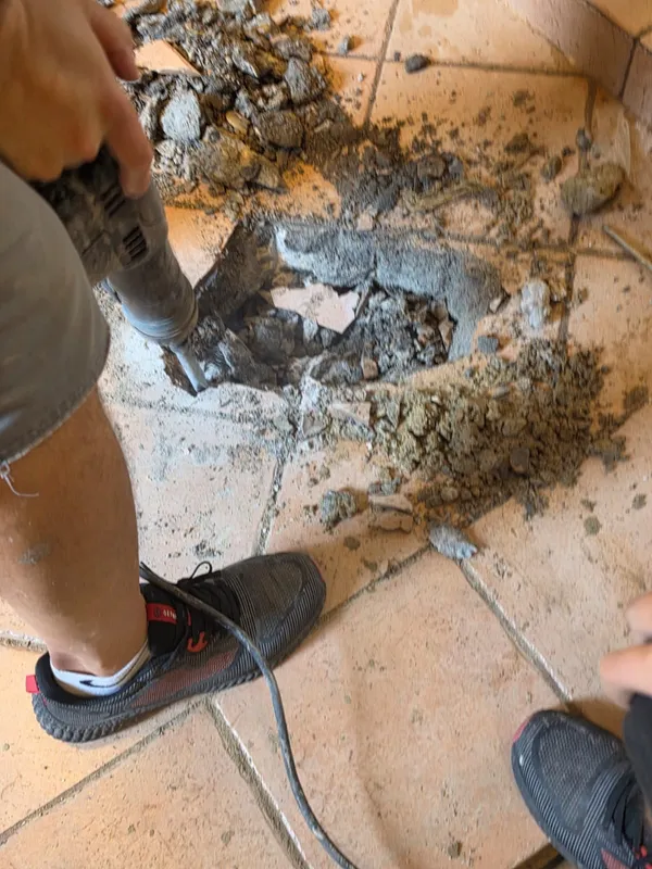 Otvaranje poda s pločicama na mjestu skrivenog curenja vode
